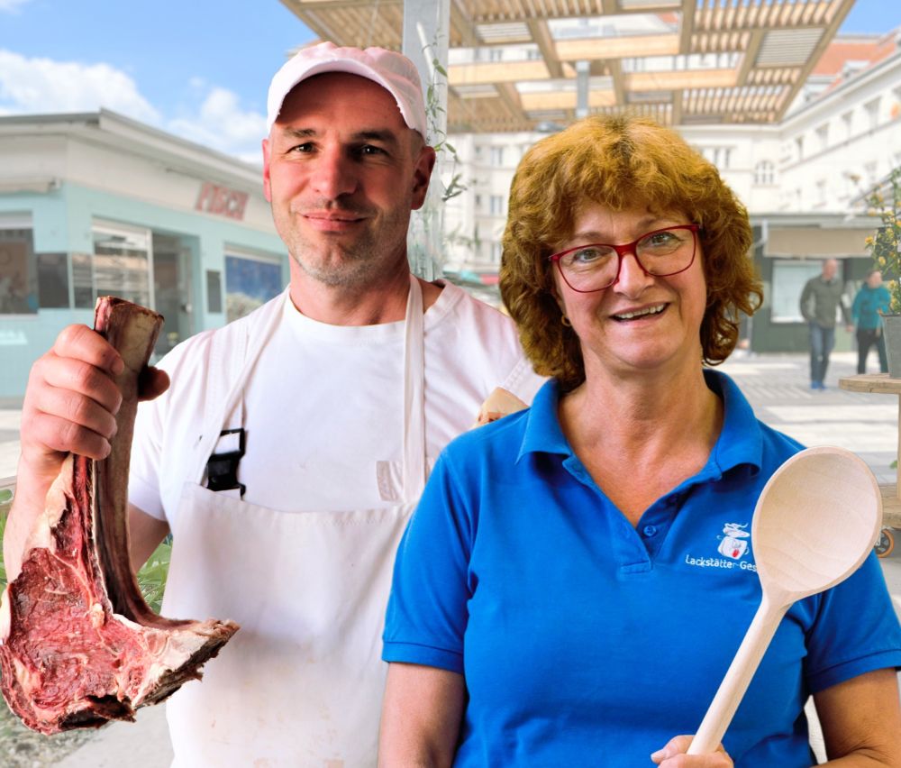 Frau Lackstätter und Herr Traxler stehen am Markt und lächeln ins Bild.